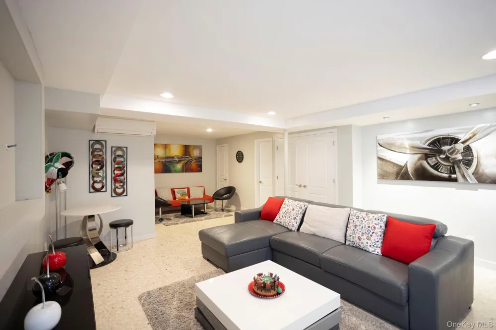 198-31 Pompeii Avenue Holliswood, NY 11423