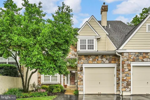 104 DAYLESFORD BOULEVARD #104