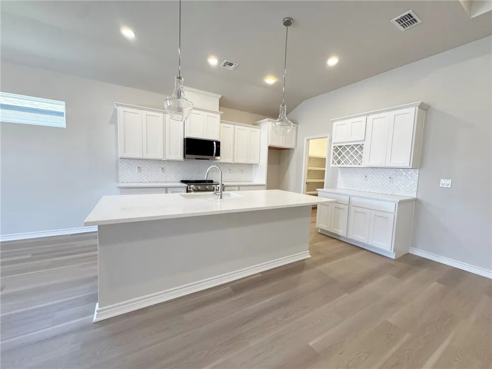 2104 Fury Portland, TX 78374