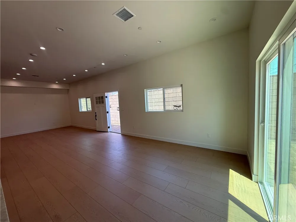 10026 Norwich Avenue San Fernando, CA 91345