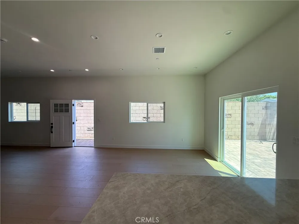 10026 Norwich Avenue San Fernando, CA 91345