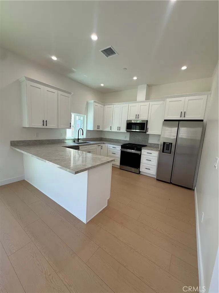 10026 Norwich Avenue San Fernando, CA 91345