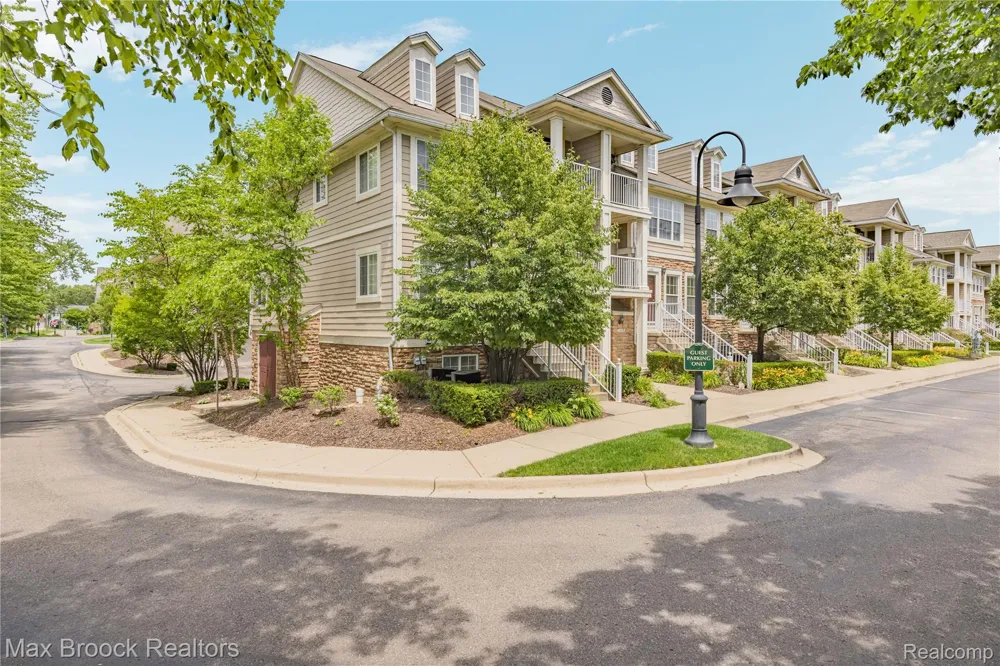 1071 Beaver Run Troy City, MI 48083