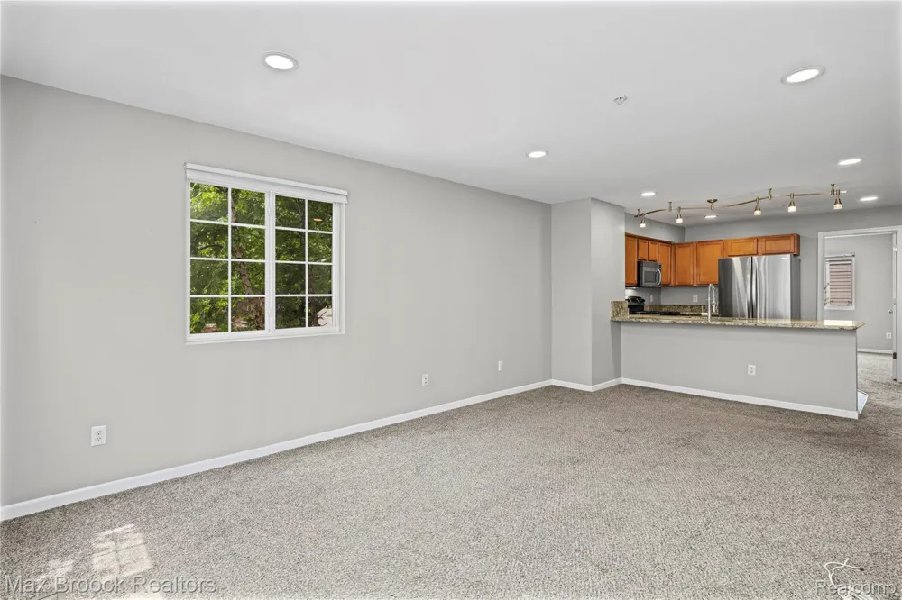 1071 Beaver Run Troy City, MI 48083