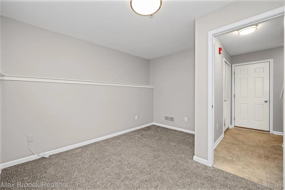 1071 Beaver Run Troy City, MI 48083