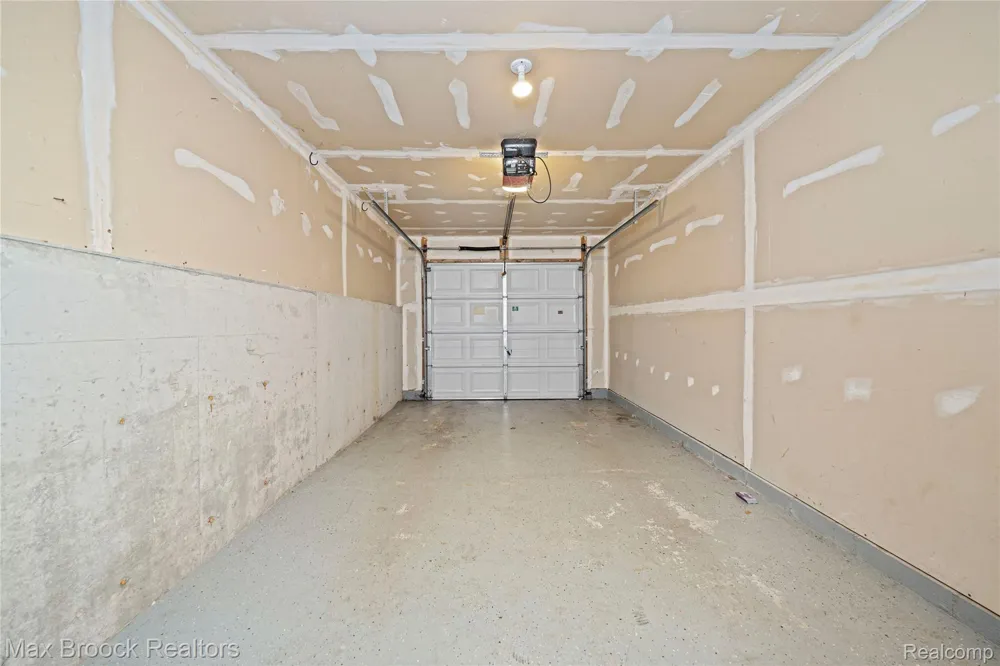 1071 Beaver Run Troy City, MI 48083