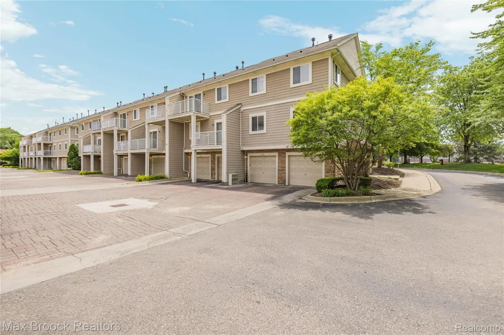 1071 Beaver Run Troy City, MI 48083
