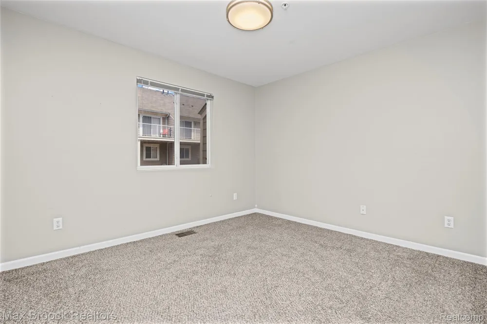 1071 Beaver Run Troy City, MI 48083