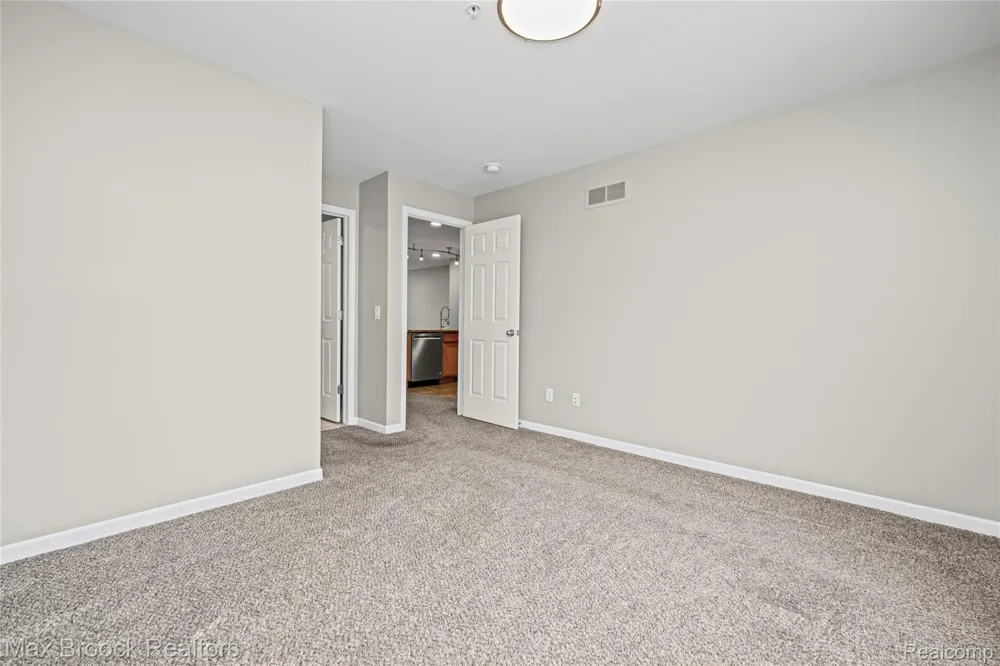 1071 Beaver Run Troy City, MI 48083