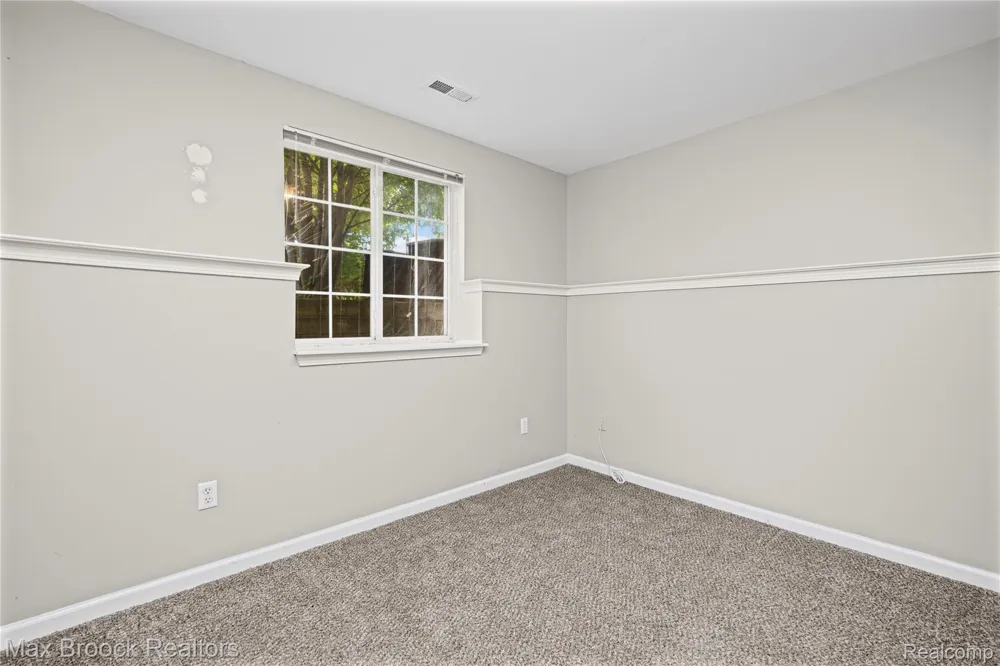 1071 Beaver Run Troy City, MI 48083