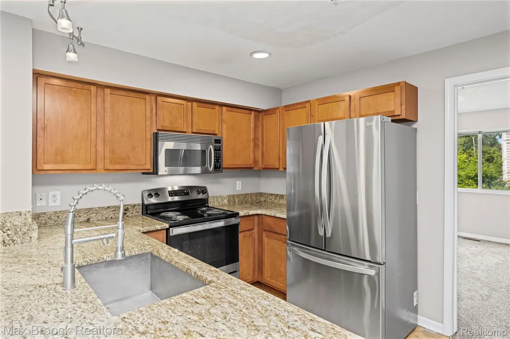 1071 Beaver Run Troy City, MI 48083