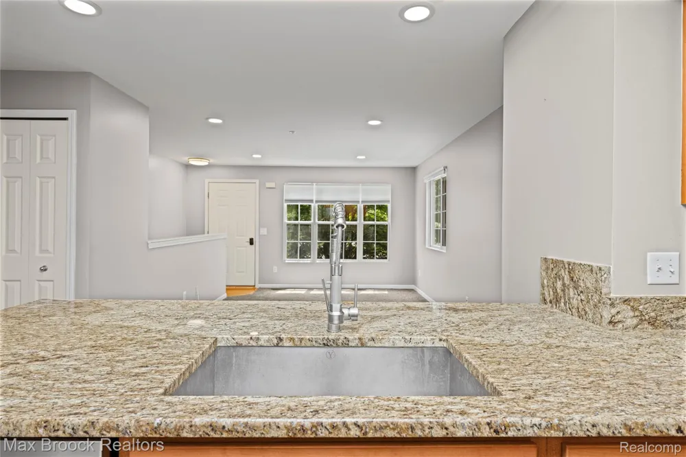 1071 Beaver Run Troy City, MI 48083
