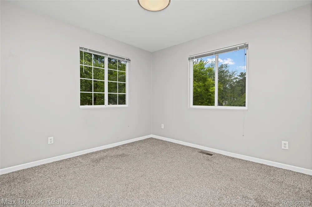 1071 Beaver Run Troy City, MI 48083