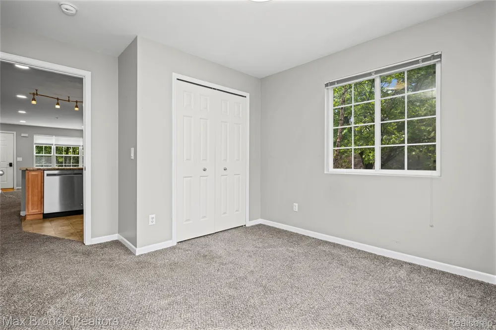 1071 Beaver Run Troy City, MI 48083