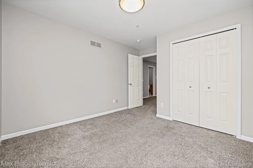 1071 Beaver Run Troy City, MI 48083