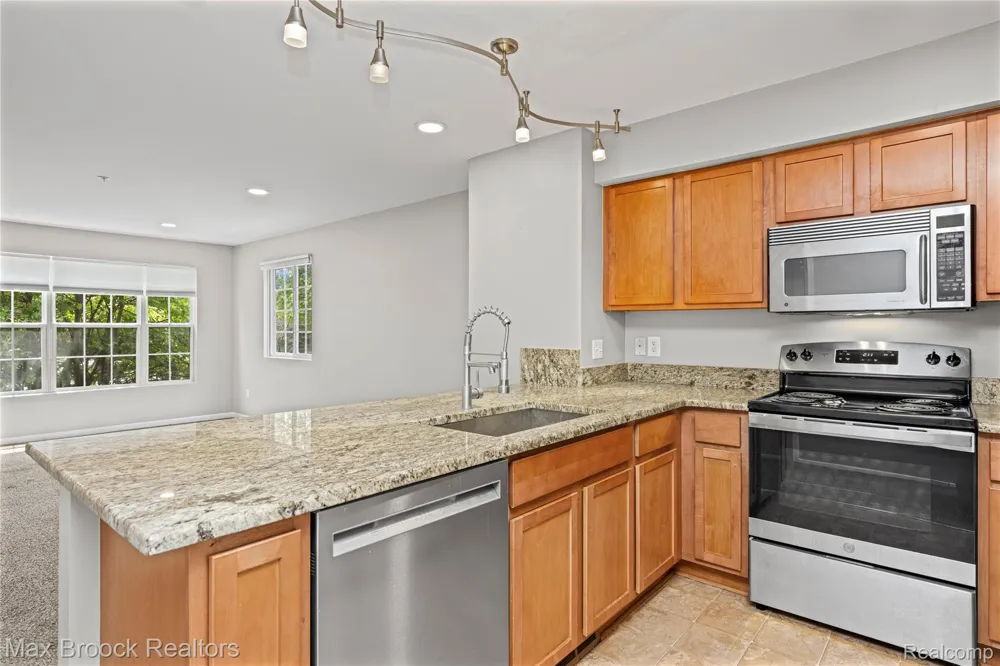 1071 Beaver Run Troy City, MI 48083