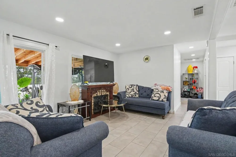 8032 Poplin Drive Santee, CA 92071