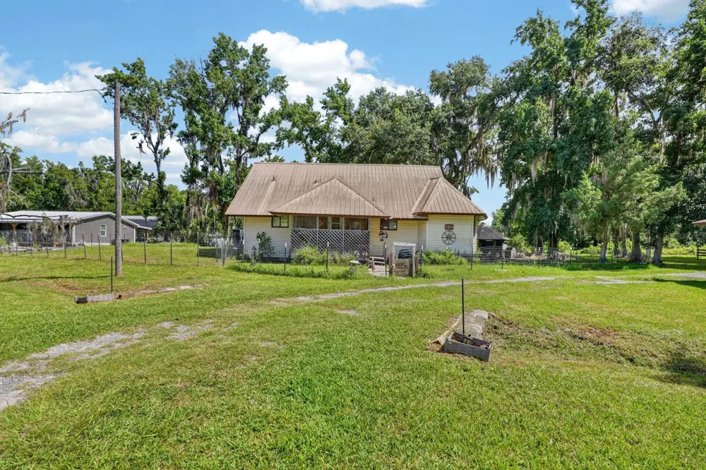 110 W PALM AVENUE Crescent City, FL 32112