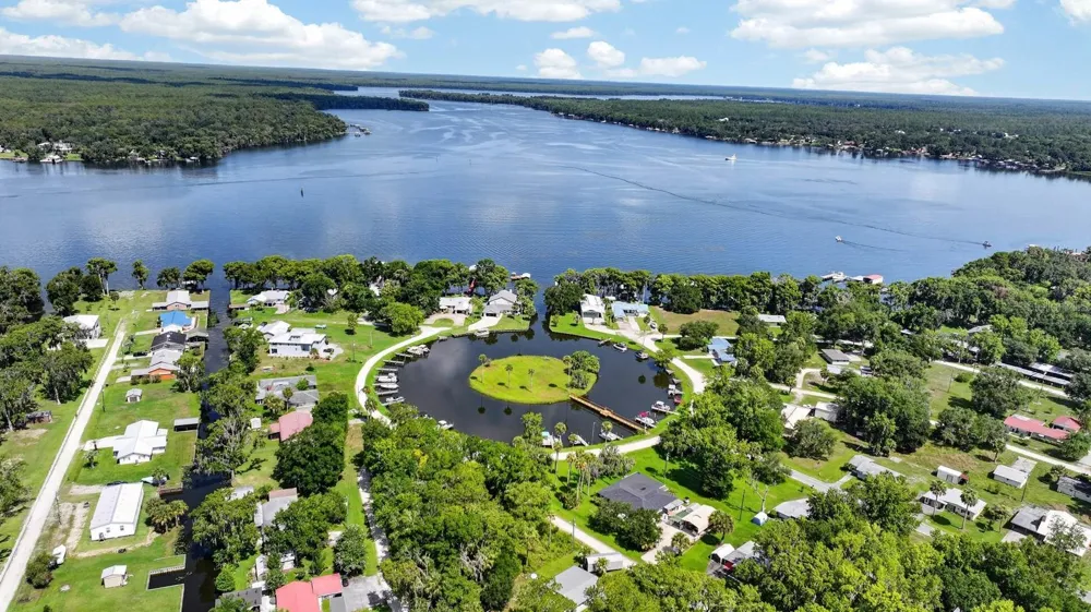 110 W PALM AVENUE Crescent City, FL 32112
