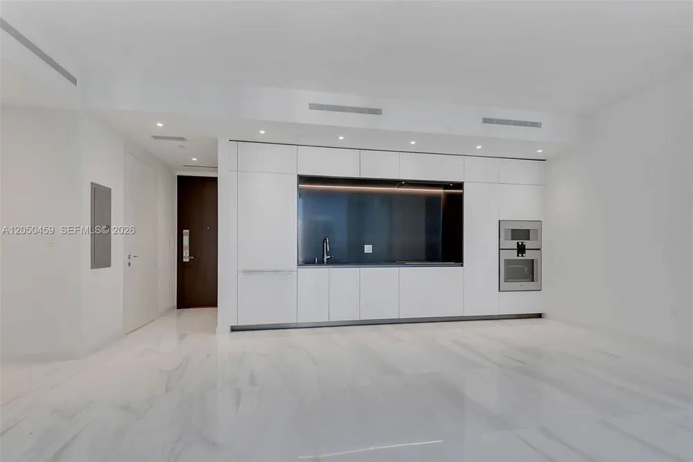 300 Biscayne Boulevard Way #3008W Miami, FL 33131