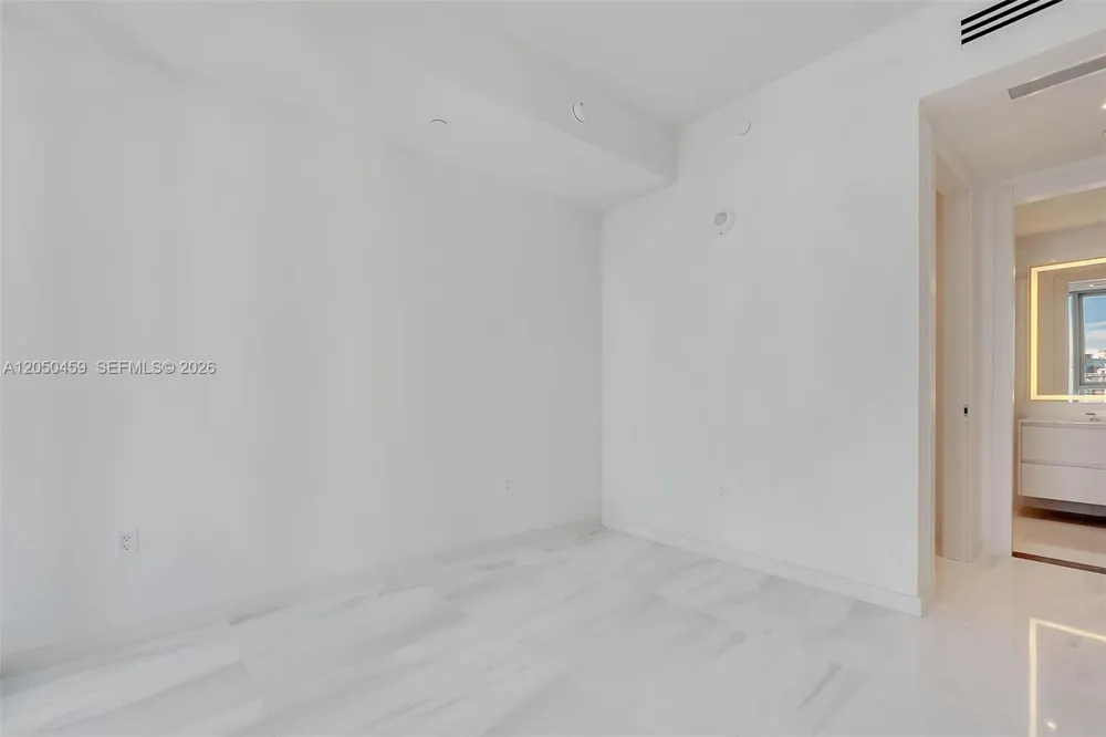 300 Biscayne Boulevard Way #3008W Miami, FL 33131