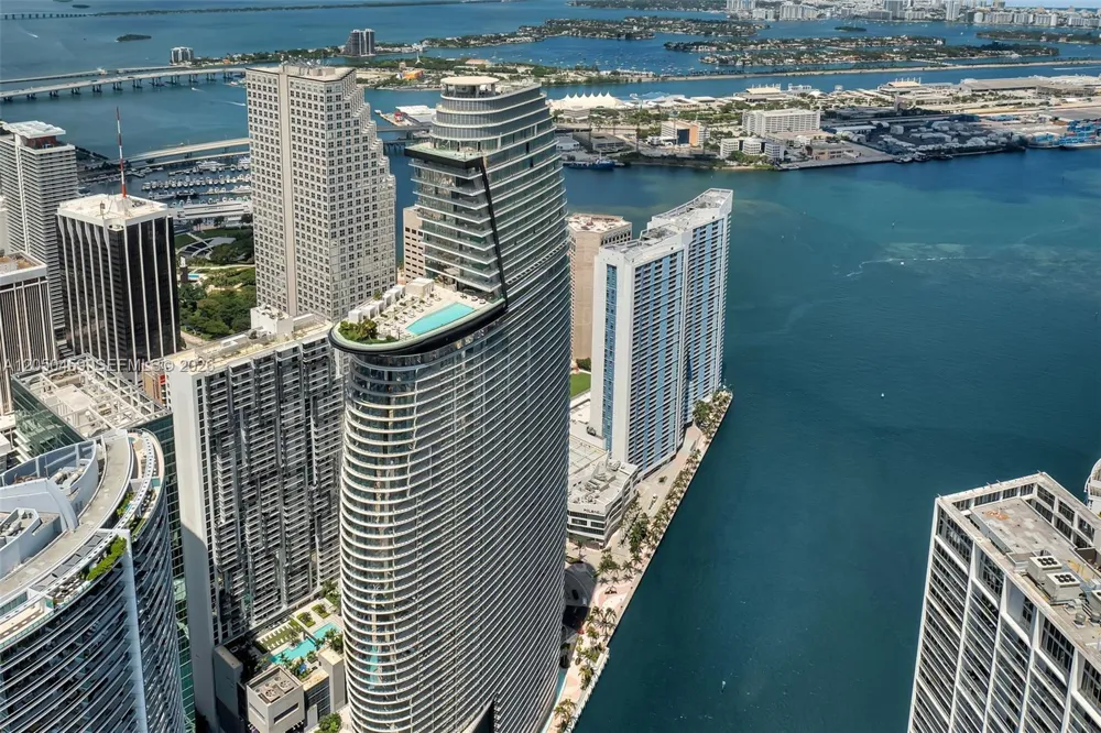 300 Biscayne Boulevard Way #3008W Miami, FL 33131