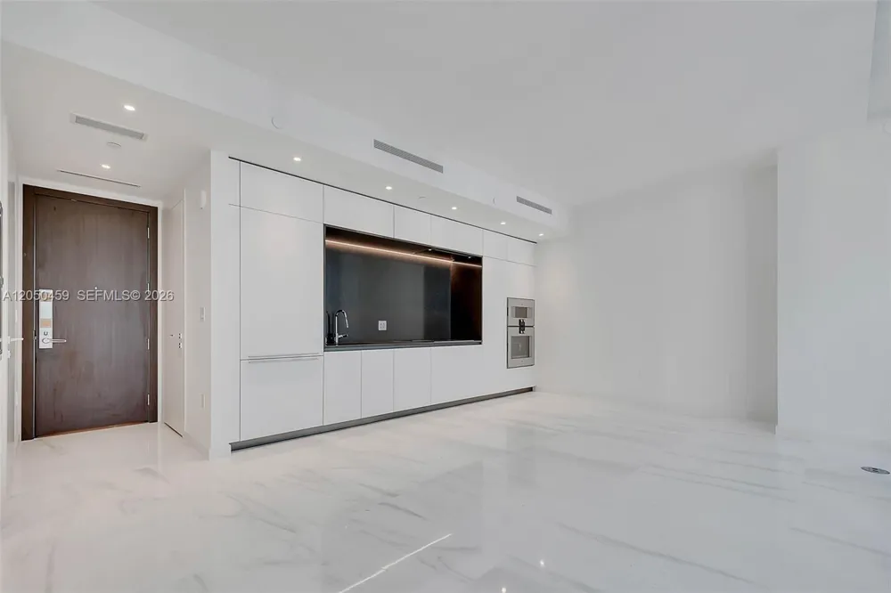 300 Biscayne Boulevard Way #3008W Miami, FL 33131