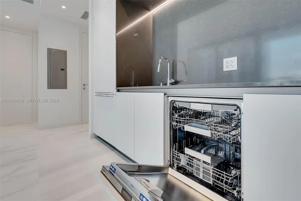 300 Biscayne Boulevard Way #3008W Miami, FL 33131