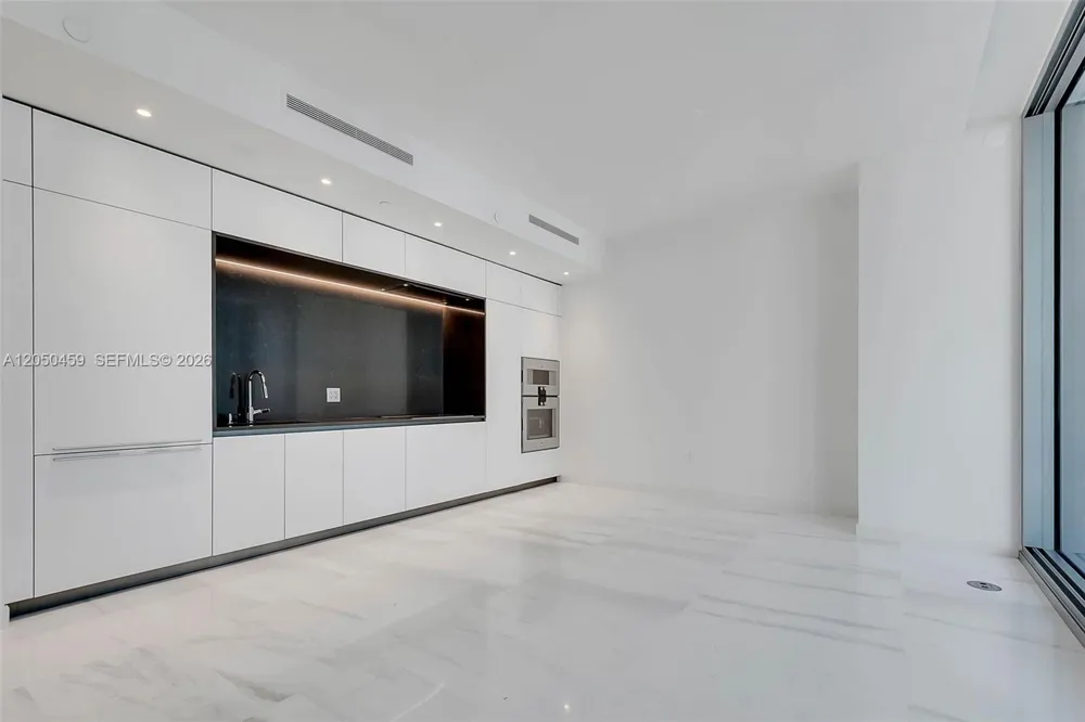 300 Biscayne Boulevard Way #3008W Miami, FL 33131