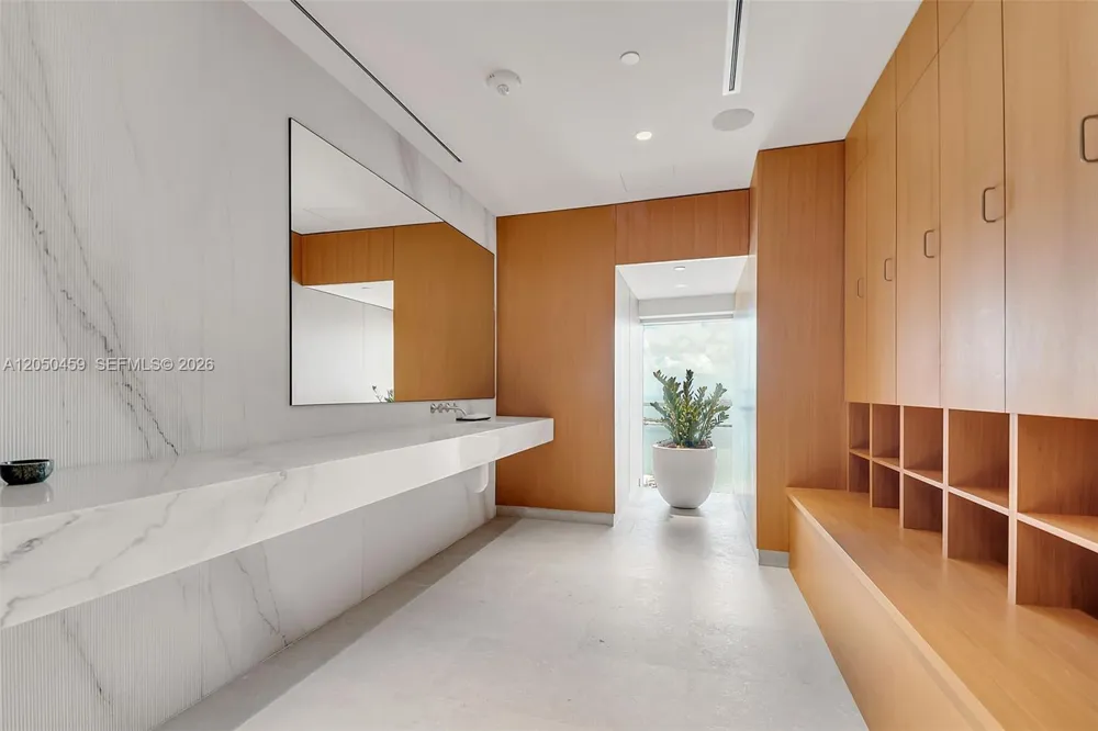 300 Biscayne Boulevard Way #3008W Miami, FL 33131