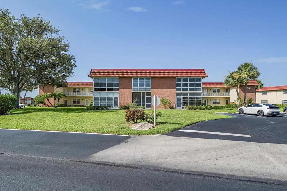106 Spring Lake Court #201 Vero Beach, FL 32962