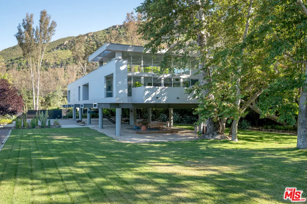 30047 Mulholland Highway Agoura Hills, CA 91301