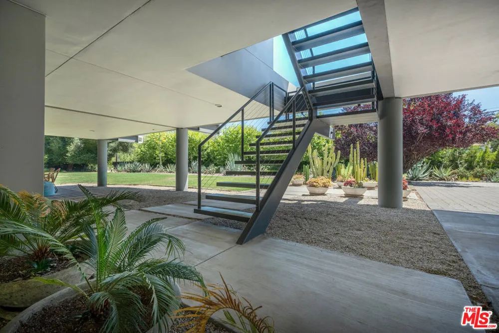 30047 Mulholland Highway Agoura Hills, CA 91301