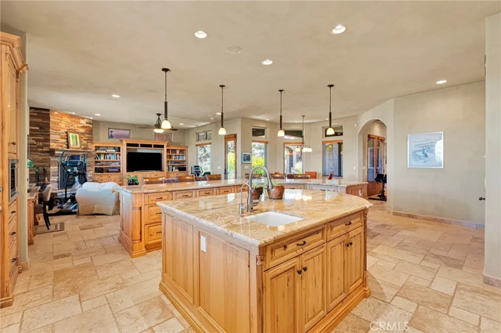 8323 Macron Oak Hills, CA 92344