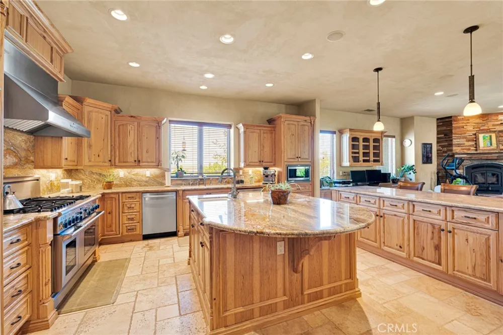 8323 Macron Oak Hills, CA 92344