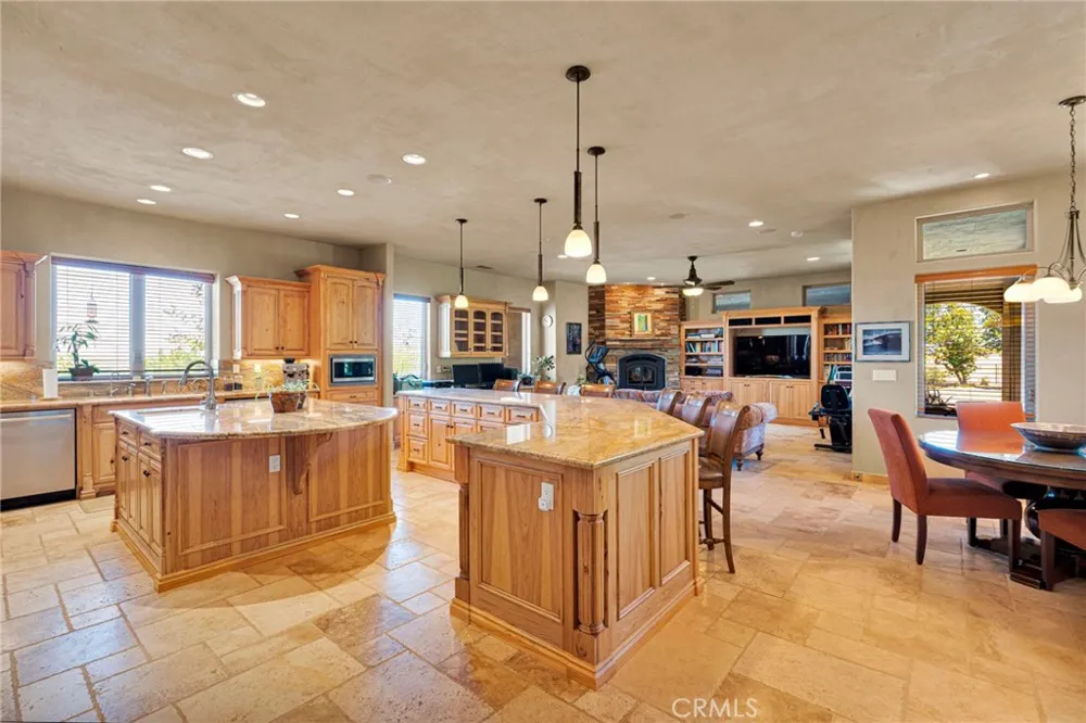 8323 Macron Oak Hills, CA 92344