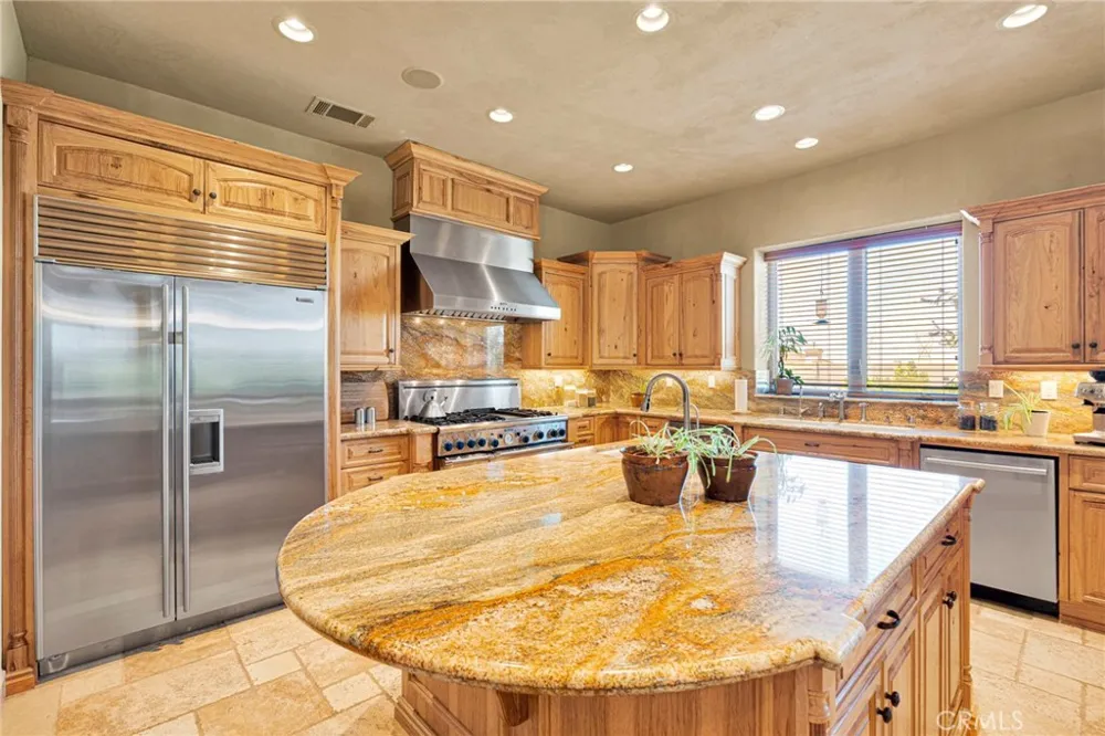 8323 Macron Oak Hills, CA 92344