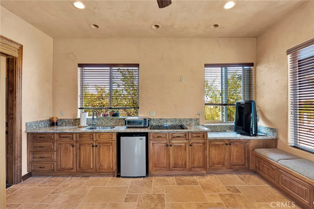 8323 Macron Oak Hills, CA 92344
