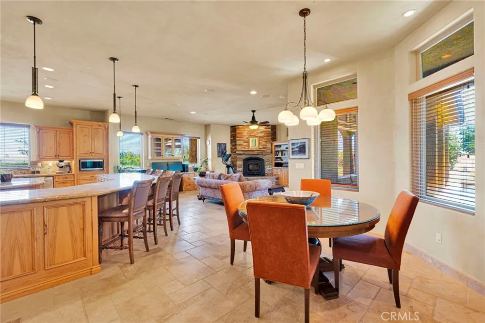 8323 Macron Oak Hills, CA 92344