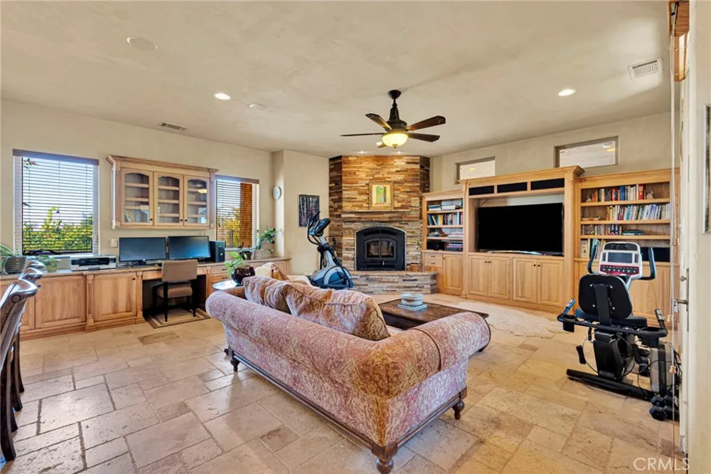 8323 Macron Oak Hills, CA 92344