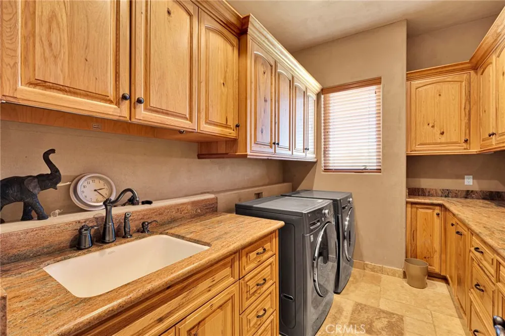 8323 Macron Oak Hills, CA 92344