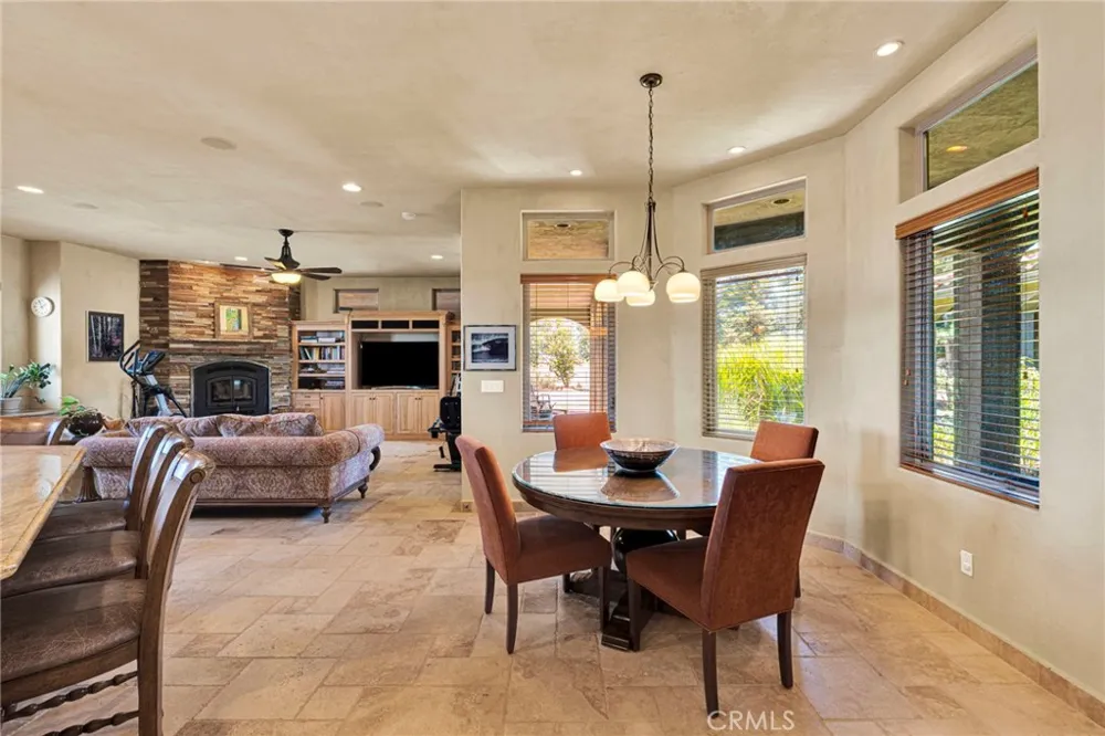 8323 Macron Oak Hills, CA 92344