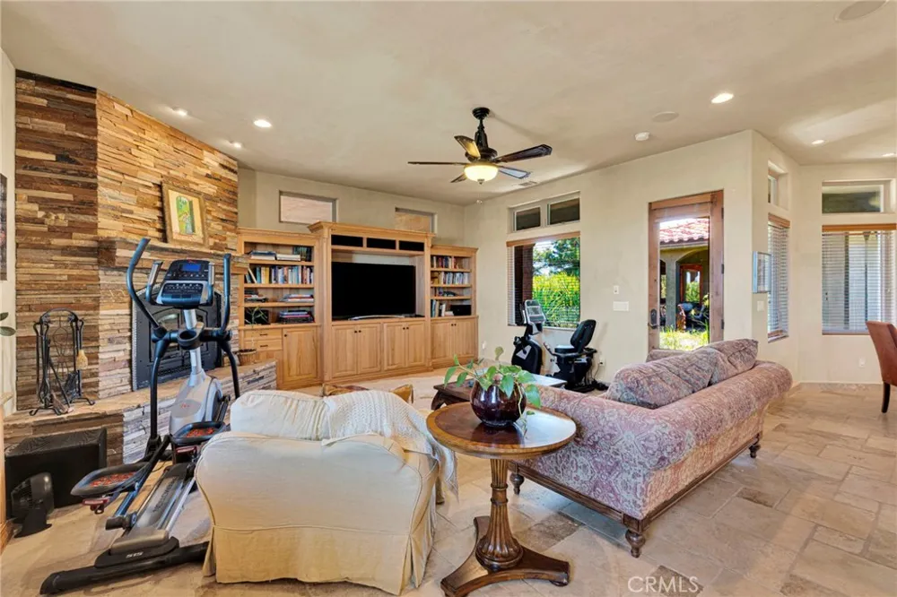 8323 Macron Oak Hills, CA 92344