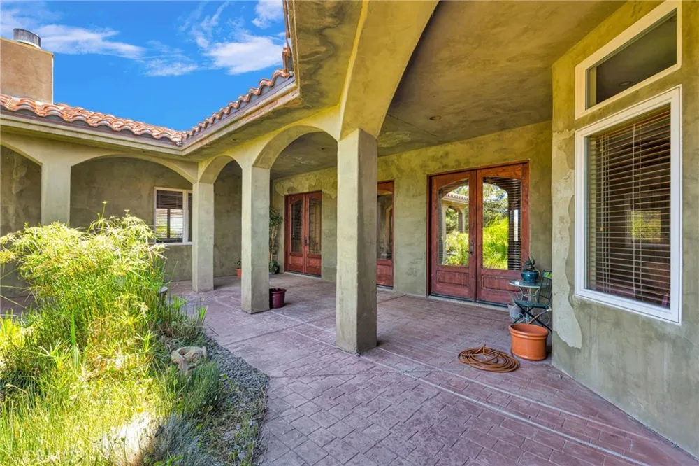 8323 Macron Oak Hills, CA 92344