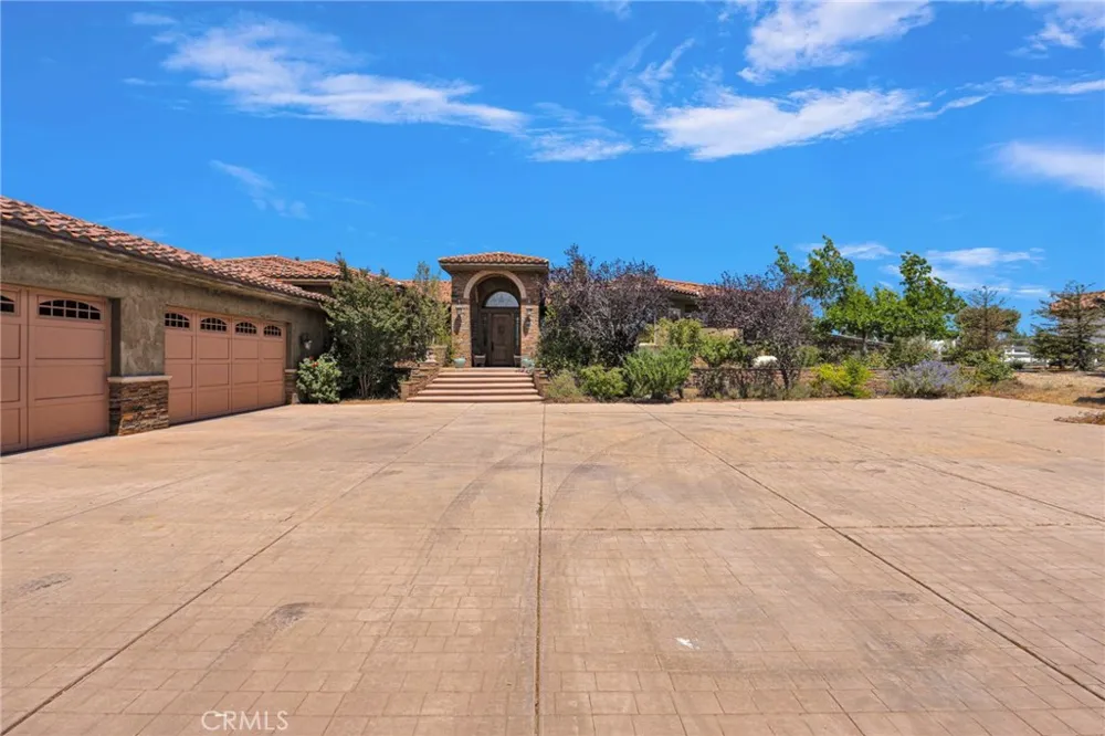 8323 Macron Oak Hills, CA 92344
