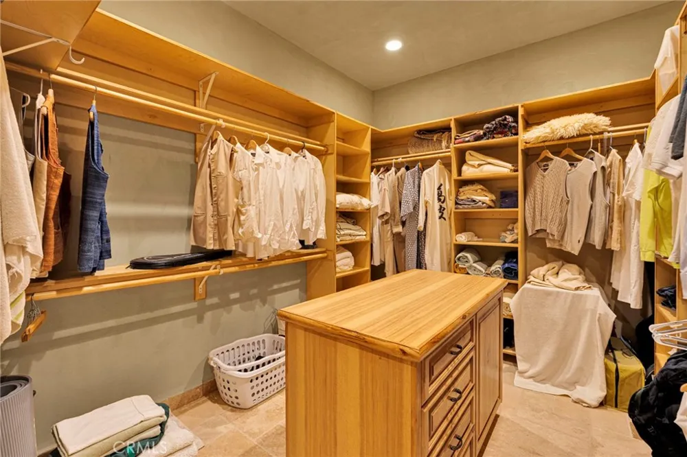 8323 Macron Oak Hills, CA 92344