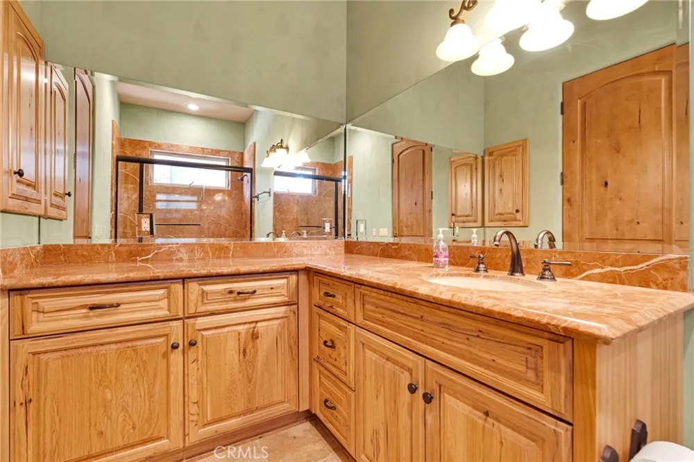 8323 Macron Oak Hills, CA 92344