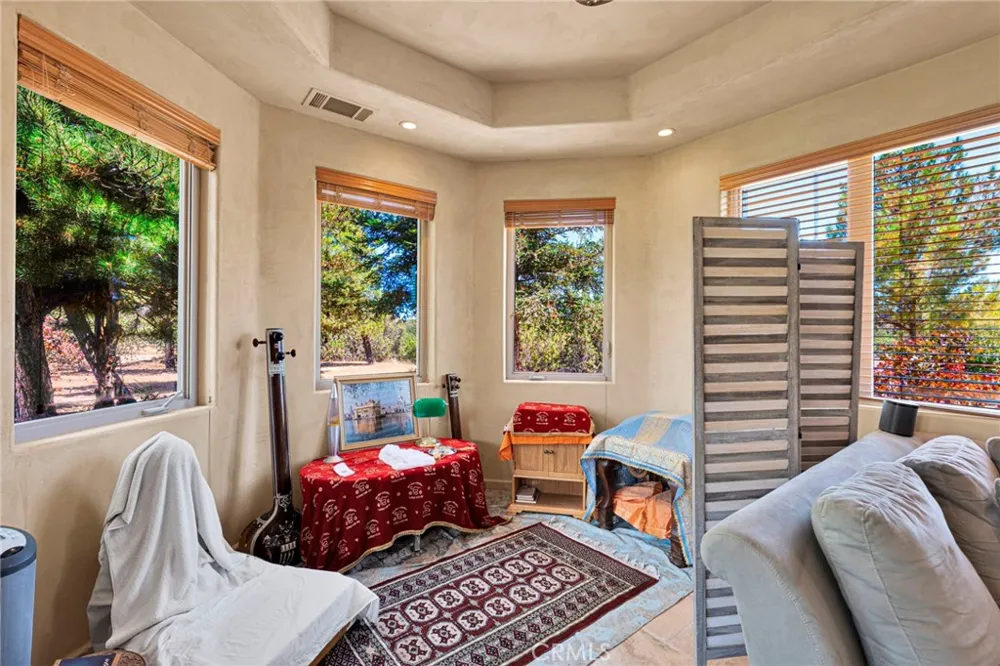 8323 Macron Oak Hills, CA 92344
