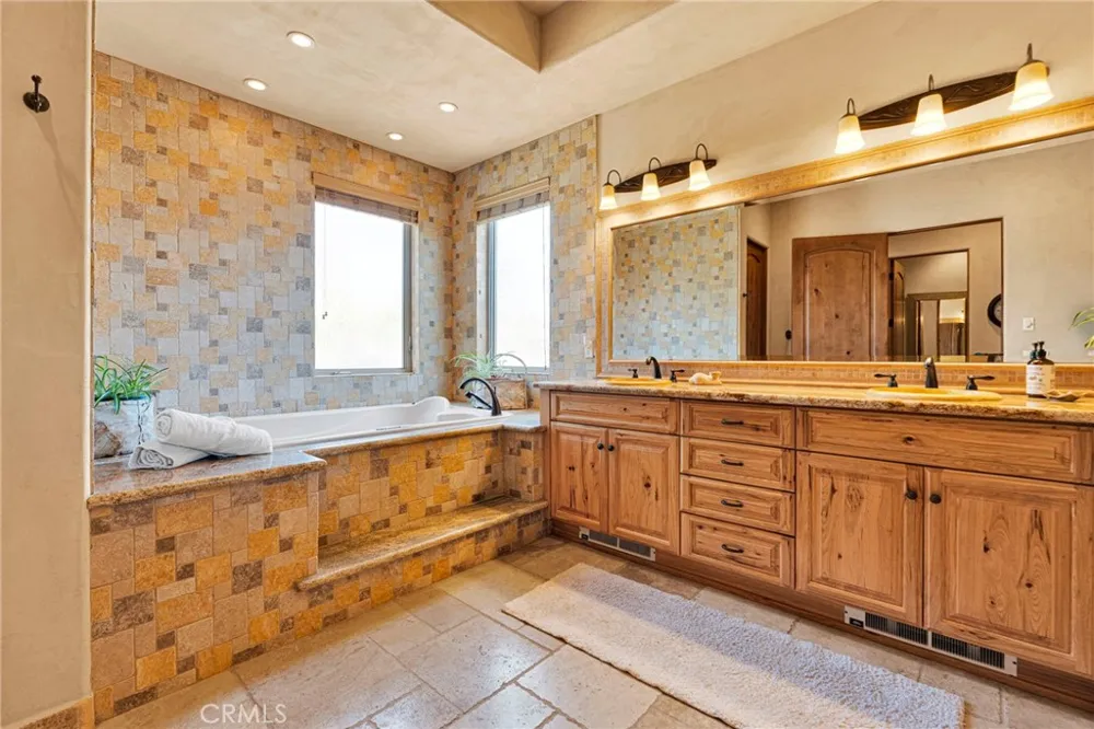 8323 Macron Oak Hills, CA 92344