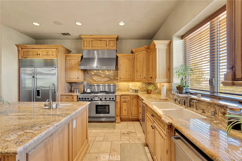 8323 Macron Oak Hills, CA 92344